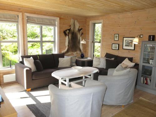 Åseral的住宿－Holiday Home Morgenro - SOW160 by Interhome，客厅配有沙发、椅子和桌子