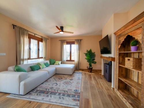 Una sala de estar con un sofá blanco y una chimenea. en Villa Agave by Interhome, en Calpe