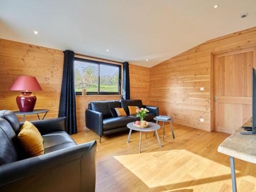 Χώρος καθιστικού στο Holiday Home la favrais by Interhome