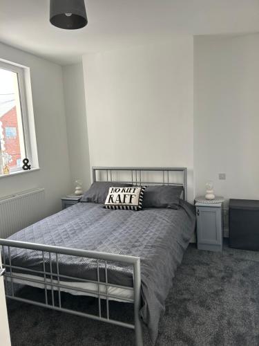 a bedroom with a bed with a north rat pillow on it at Modern 1 bed Flat with Private Courtyard in Newport