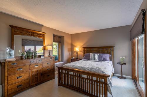 1 dormitorio con cama, tocador y espejo en Aspen View, en Blowing Rock