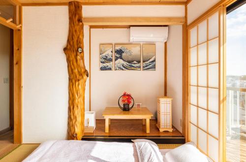 Postel nebo postele na pokoji v ubytování 日本湘南独立一户建 整栋出租 一览湘南街景 可眺望江之岛及海面