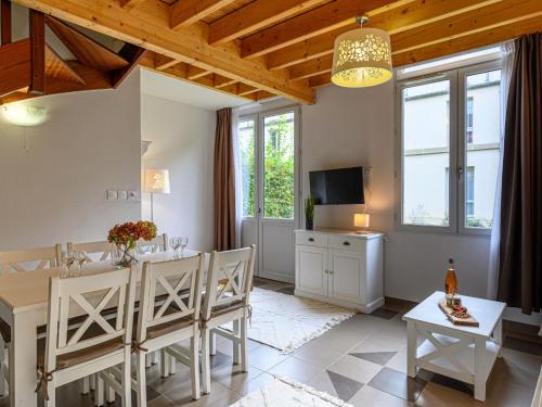 une cuisine et une salle à manger avec une table et des chaises dans l'établissement Villa Château De Kergonano- dans l'Orangerie-5 by Interhome, à Baden