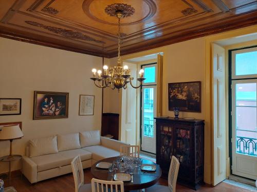 sala de estar con sofá y mesa en Chiado apartments en Lisboa