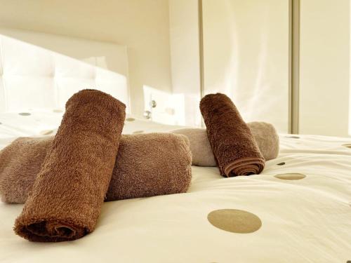 un par de toallas marrones encima de una cama en Le panoramique, en Saint-Herblain