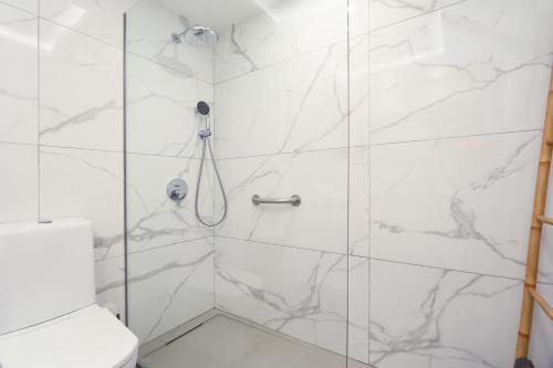 W łazience znajduje się prysznic ze szklanymi drzwiami. w obiekcie Caparica Beach Breeze w Costa de Caparica