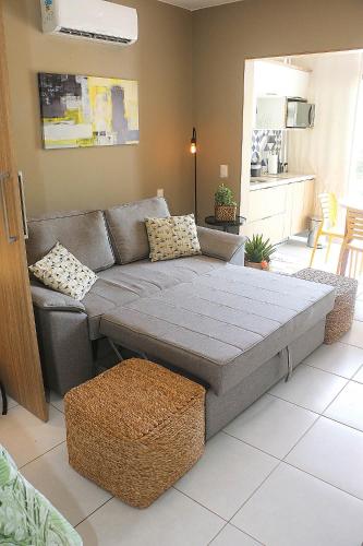a living room with a couch and a table at Ubaia charme & conforto in Pipa