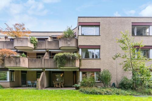 una vista exterior de un edificio con plantas en Beautiful Boutique Apartment DRAHTZUG14, en Zúrich