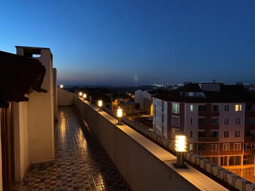 - Vistas a la ciudad por la noche con luces en Grand Life Hotel, en Çorlu