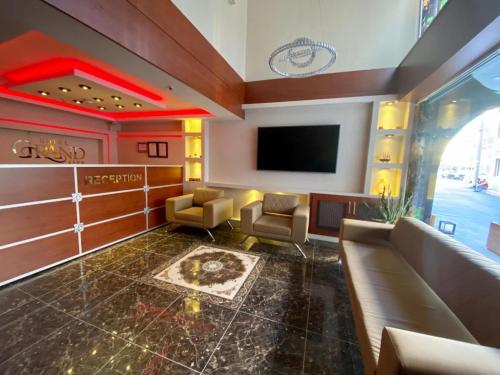 TV a/nebo společenská místnost v ubytování Grand Life Hotel