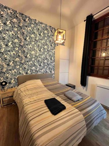 - une chambre avec un grand lit et une couverture dans l'établissement T1, à Toulouse