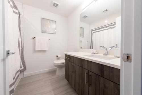 Koupelna v ubytování Modern 3BR Lofts with Outdoor Space Near NYC