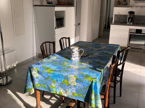 une table avec un chiffon bleu dans la cuisine dans l'établissement Maison en pierres au calme avec jardin proche plages et sentier côtier - FR-1-418-88, au Palais