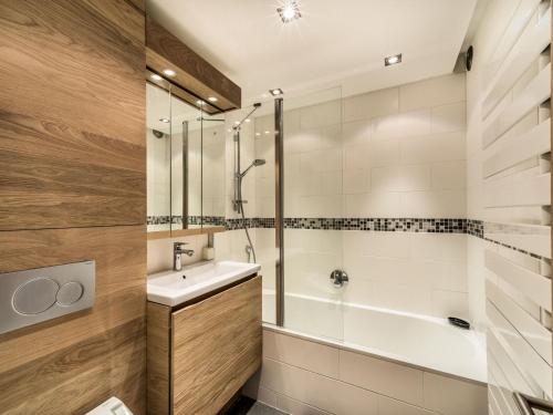 une salle de bain avec une baignoire, un lavabo et une douche dans l'établissement Studio cosy à Megève, 4 pers, balcon extérieur, animaux admis, parking - FR-1-453-58, à Megève