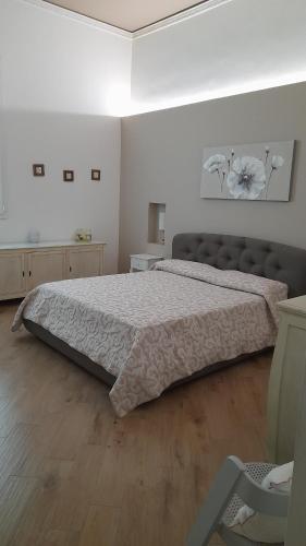 sypialnia z dużym łóżkiem w pokoju w obiekcie Simarty Home w mieście Marsala