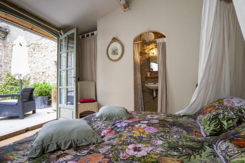 Säng eller sängar i ett rum på La Bastide des Roses