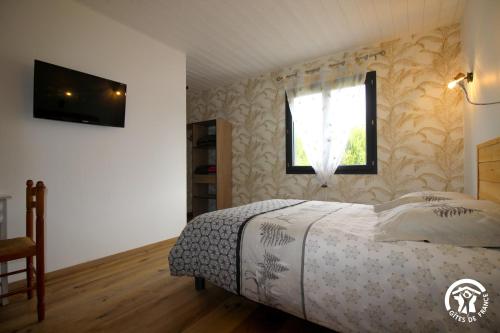 1 dormitorio con cama y ventana en Bellevue, en Crastes