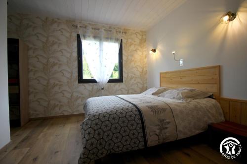 CrastesにあるBellevueのベッドルーム(ベッド1台、窓付)