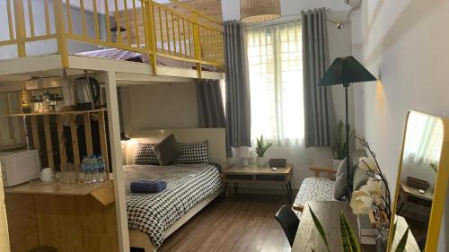 ein Wohnzimmer mit einem Etagenbett und einem Sofa in der Unterkunft 1967 Homestay in Ho-Chi-Minh-Stadt