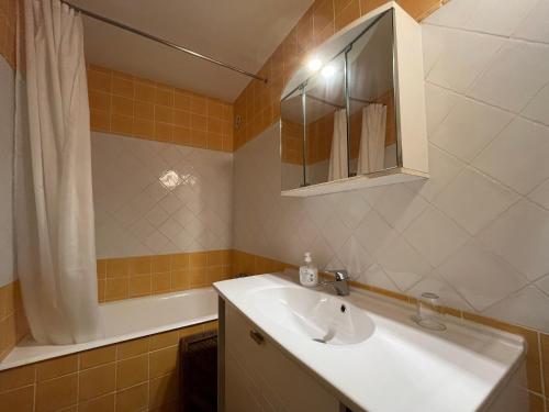 une salle de bain avec un lavabo et un miroir dans l'établissement Appartement T2 plein sud au pied des pistes, 6 pers, Box à skis - FR-1-165A-26, à Enchastrayes
