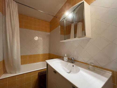 y baño con lavabo y espejo. en Appartement Enchastrayes, 2 pièces, 6 personnes - FR-1-165A-26 en Enchastrayes