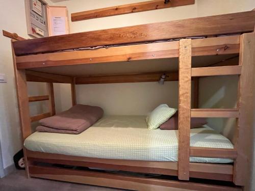 Ce lit superposé se trouve dans un dortoir doté de lits superposés. dans l'établissement Studio au pied des pistes dans la résidence Les Cimes - Super-Sauze, Enchastrayes - FR-1-165A-35, à Enchastrayes