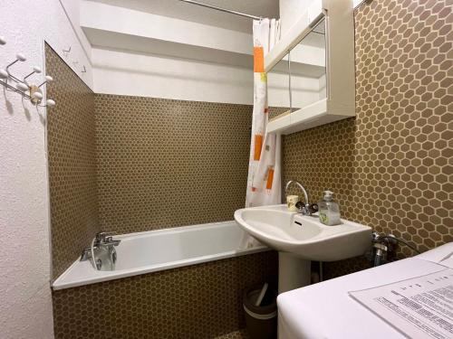 une salle de bain avec un lavabo et une baignoire et un lavabo dans l'établissement Studio au pied des pistes dans la résidence Les Cimes - Super-Sauze, Enchastrayes - FR-1-165A-35, à Enchastrayes