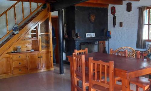 - une salle à manger avec une table et des chaises en bois dans l'établissement Cabaña frente al Río, à Necochea