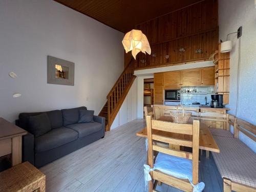 une cuisine et un salon avec un canapé et une table dans l'établissement Appartement T2 Duplex, front de neige, 6 pers, balcon, box à skis, Super-Sauze - FR-1-165A-132, à Enchastrayes
