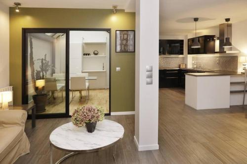 un salon avec un canapé et une table dans l'établissement Appartement Paris by La Boîte En Plus, à Senlis