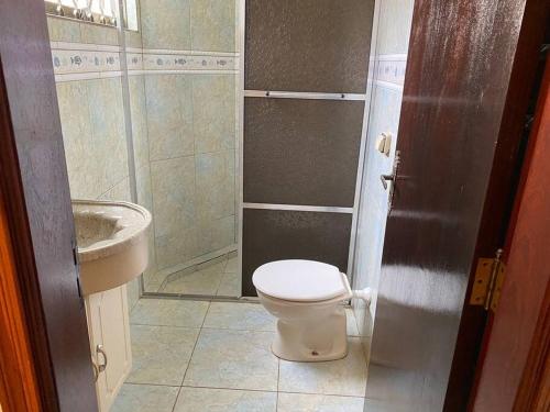 a bathroom with a toilet and a sink at Casa em Jaú capital do calçado feminino Unoeste e Hospital Amaral Carvalho in Jaú