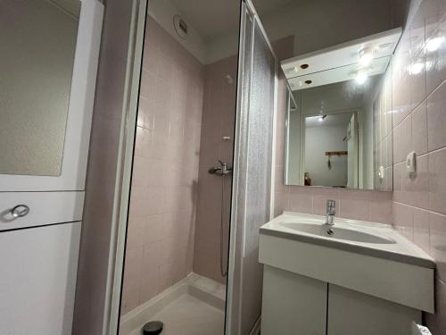a bathroom with a sink and a shower at Appartement Enchastrayes, 2 pièces, 4 personnes - FR-1-165A-138 in Enchastrayes