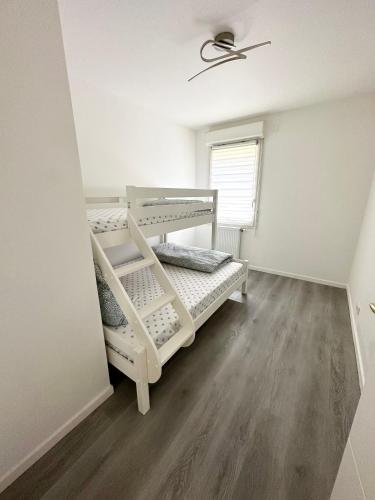 - une chambre avec des lits superposés et un ventilateur de plafond dans l'établissement Stylish Apartment Disneyland Paris, à Chessy