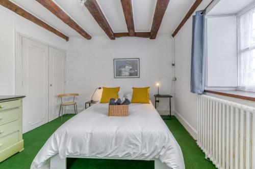 1 dormitorio con 1 cama blanca grande con almohadas amarillas en Le Charme Antique¶ Belle maison¶ Centre Gières, en Gières