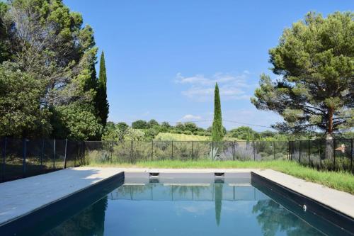 - une piscine dans une cour avec une clôture et des arbres dans l'établissement Family house 10 mn walking distance from Lourmarin, à Lourmarin