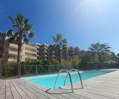 a swimming pool in front of a large apartment building at "L'Idyllique" Parking, Piscine, Plage, Calme assuré, Gare in Roquebrune-Cap-Martin