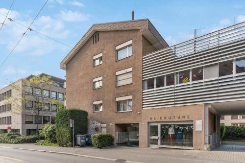 an office building on a city street at Beautiful Boutique Apartment DRAHTZUG8 in Zürich