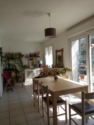 - une cuisine et une salle à manger avec une table et des chaises dans l'établissement Villa Anna, à Sérignan-du-Comtat