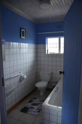 La salle de bains est pourvue de toilettes, d'une baignoire et d'un lavabo. dans l'établissement Bezalel's Rest, à Sabie
