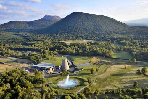 羅亞的住宿－F2 Au cœur des volcans d’Auvergne，享有带喷泉的农场的空中景色