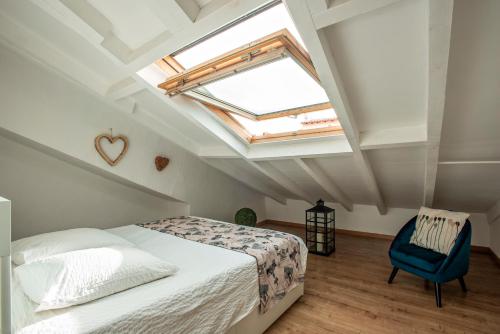 een slaapkamer met een bed en een dakraam bij Toit Terrasse centre historique in Ajaccio