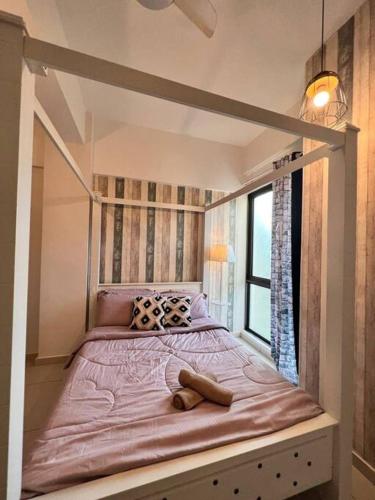 een bed in een kamer met een groot raam bij Lily Fair ~ Cameron Highlands in Tanah Rata