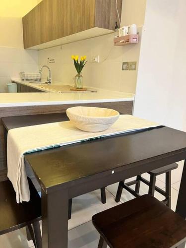 een keuken met een tafel en een kom erop bij Lily Fair ~ Cameron Highlands in Tanah Rata