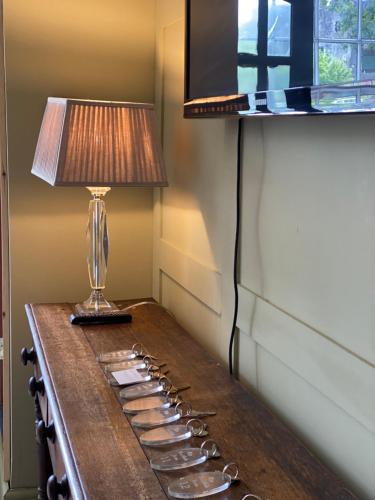 stół z lampą na górze w obiekcie Woodfield Accommodation w mieście Chepstow