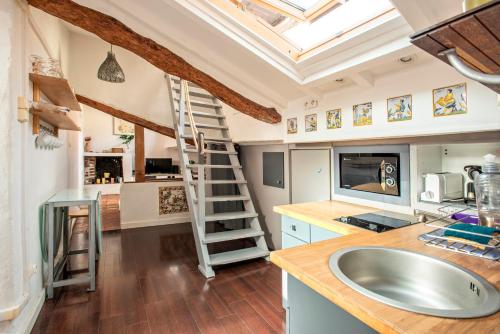 - une cuisine avec un plafond voûté et une échelle dans l'établissement Toit Terrasse centre historique, à Ajaccio