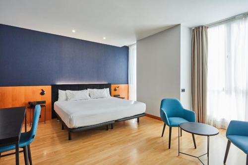 A bed or beds in a room at Silken Sant Gervasi
