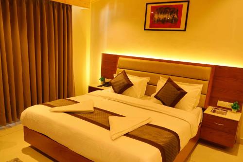 a bedroom with a large bed in a room at Sa-Ba Manali Inn, Mall Road in Manāli