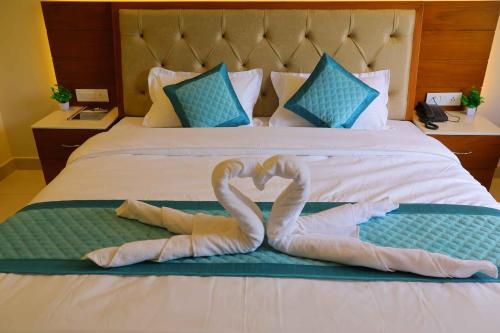 a pair of towels forming a heart on a bed at Sa-Ba Manali Inn, Mall Road in Manāli