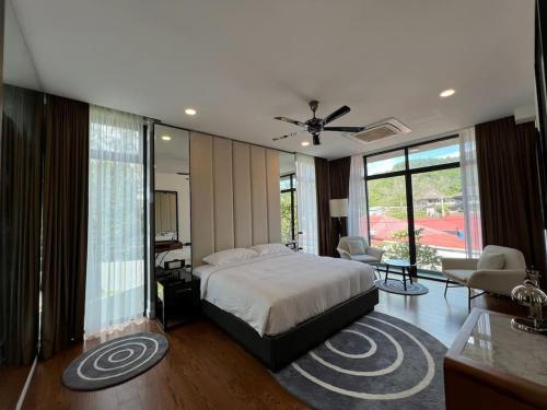 1 dormitorio con 1 cama y sala de estar en La Mer Luxury Private Pool Villa, en Pantai Cenang