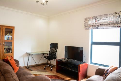 TV o dispositivi per l'intrattenimento presso 288 Majestic View - Vaal De Gràce Golf Estate - Loadshedding Friendly